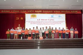 Bộ Công an trao tặng máy tính, xe lăn, thuốc, trang thiết bị y tế và 1.000 phần quà Tết cho người dân thành phố Cần Thơ