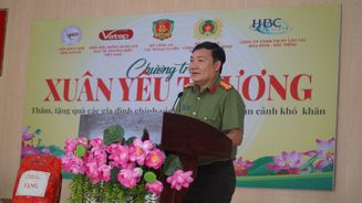 Cục Ngoại tuyến, Bộ Công an tặng quà cho các gia đình có hoàn cảnh khó khăn tại tỉnh Tây Ninh