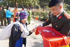 Móc khóa An ninh vùng biên - món quà đặc biệt tặng bà con dân bản