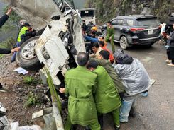 Tuyên Quang: Kịp thời cứu hộ 03 nạn nhân trong vụ tai nạn ô tô rơi xuống taluy âm