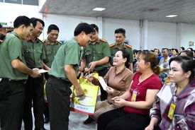 “Xuân Công nhân” – lan tỏa yêu thương, giữ vững an ninh từ cơ sở