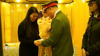 Lãnh đạo Công an tỉnh Thái Nguyên thăm, động viên gia đình cán bộ Cảnh sát giao thông đã hy sinh trong khi thi hành công vụ