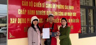 Quảng Ninh: Công an phường Cao Xanh trao trả tài sản đánh rơi cho người nước ngoài