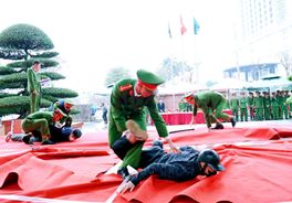 Công an Ninh Bình diễn tập phương án chống cướp tài sản tại ngân hàng