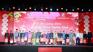 Mang mùa Xuân yêu thương đến với đồng bào vùng núi còn nhiều khó khăn xã Kỳ Thượng, tỉnh Hà Tĩnh