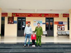 Lào Cai: Công an xã Tằng Loỏng giúp cháu bé đi lạc trở về với gia đình