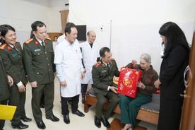 “Gói bánh chưng - Vui Tết cổ truyền”: Công an Thanh Hóa sẻ chia Tết nghĩa tình