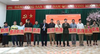 Sơn La: Bàn giao 13 ngôi nhà mới tặng các hộ dân khó khăn trên địa bàn xã Chiềng Mai