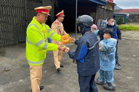 Cảnh sát giao thông Công an tỉnh Sơn La giúp đỡ người dân trên đường về quê đón Tết