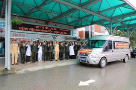 Công an tỉnh Lào Cai tổ chức nhiều chuyến xe nghĩa tình đưa bệnh nhân về quê đón Tết