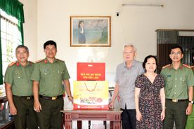 Công an tỉnh Vĩnh Long thăm, tặng quà gia đình chính sách dịp Tết Nguyên đán năm 2026 