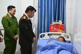 Lãnh đạo Công an tỉnh Phú Thọ thăm và động viên cán bộ bị thương trong quá trình làm nhiệm vụ