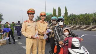 “Điểm dừng chân nghĩa tình” hỗ trợ người dân về quê đón Tết