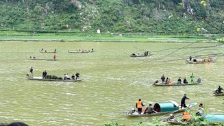 Quảng Trị: Huy động tối đa lực lượng cứu nạn, cứu hộ vụ chìm thuyền dân sinh trên sông Gianh