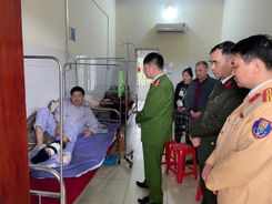 Lãnh đạo Công an tỉnh Tuyên Quang thăm hỏi, động viên cán bộ bị thương khi làm nhiệm vụ