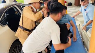 Cảnh sát giao thông Thái Nguyên kịp thời hỗ trợ đưa người bị thương nghiêm trọng đến bệnh viện cấp cứu