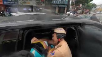 Cảnh sát giao thông TP. Hồ Chí Minh dẫn đường taxi kịp thời đưa tài xế công nghệ đột quỵ cấp cứu