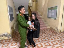 Hưng Yên: Công an xã Long Hưng kịp thời hỗ trợ tìm thân nhân cho 04 trẻ lạc tại Lễ hội Đền Trần