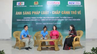 Phụ nữ Công an Điện Biên tổ chức chương trình “Ánh sáng pháp luật - Chắp cánh trở về”