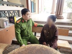Tuyên Quang: Công an phường Nông Tiến nhanh chóng tìm người nhà cho cụ bà 96 tuổi đi lạc