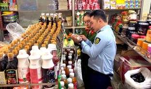 Thanh Hóa: Thu giữ gần 2 tấn ruốc gà, ruốc lợn, đồ ăn vặt trôi nổi