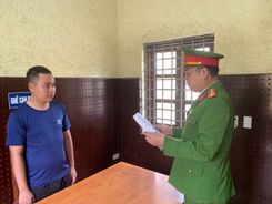 Công an tỉnh Quảng Ninh bắt người bị giữ trong trường hợp khẩn cấp là tài xế không chấp hành kiểm tra nồng độ cồn