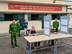 Bảo đảm quyền bầu cử của người bị tạm giữ, tạm giam tại Phân trại tạm giam Khoái Châu, tỉnh Hưng Yên