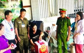 Hòm phiếu mang đến tận nhà: Hình ảnh đẹp vì nhân dân phục vụ 