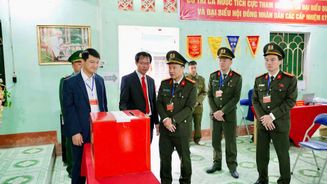 Giám đốc Công an tỉnh Lạng Sơn kiểm tra công tác bầu cử tại các xã Đồng Đăng và Cao Lộc