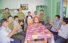 Bàn giao nhà đại đoàn kết đến người dân có hoàn cảnh khó khăn