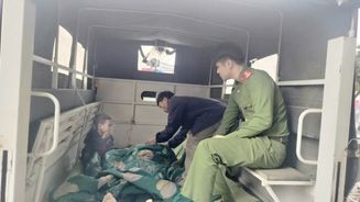 Tuyên Quang: Công an xã Bạch Ngọc kịp thời đưa 02 người dân gặp nạn đi cấp cứu