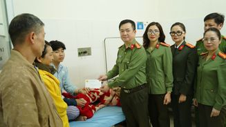 Lãnh đạo Công an tỉnh Thái Nguyên thăm hỏi, động viên cán bộ Công an xã bị thương khi áp tải hòm phiếu bầu cử
