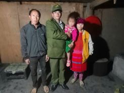 Tuyên Quang: Lực lượng Công an cơ sở kịp thời hỗ trợ bé gái 04 tuổi dân tộc Mông đi lạc trở về nhà an toàn