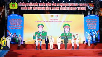 “Bông hồng thép” giữ bình yên nơi bản làng - gương sáng trong phong trào thi đua “Ba nhất”