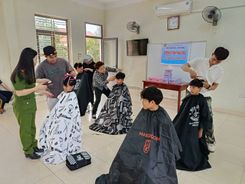 Hưng Yên: Đoàn Thanh niên - Hội Phụ nữ Công an xã Hồng Vũ tổ chức chương trình cắt tóc miễn phí cho các em nhỏ tại Làng trẻ em SOS