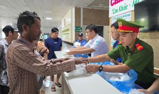 An Giang: “Buổi sáng nghĩa tình” trao hơn 14.000 suất ăn tặng bệnh nhân khó khăn