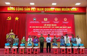 An Giang: Trao 25 căn nhà và hơn 200 phần quà tặng người dân có hoàn cảnh khó khăn