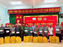 Công an Gia Lai vượt biển, hỗ trợ người dân xã đảo làm Căn cước