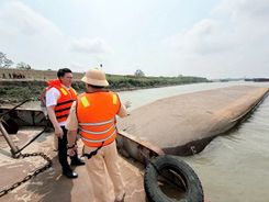 Tập trung tìm kiếm nạn nhân vụ chìm tàu trên sông Hồng