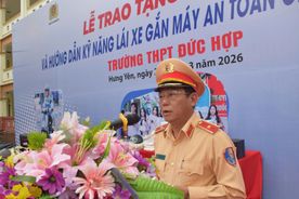 Trao tặng xe máy điện ICON e và hướng dẫn kỹ năng lái xe an toàn tại trường THPT Đức Hợp, tỉnh Hưng Yên