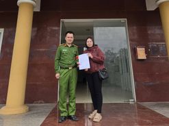 Cao Bằng: Người dân cảm ơn Công an xã nhanh chóng tìm thấy cháu bé 02 tuổi bị lạc