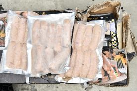 Công an tỉnh Tuyên Quang phát hiện, tạm giữ hơn 05 tấn lạp xưởng không rõ nguồn gốc xuất xứ