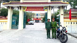 Cán bộ Công an tỉnh Quảng Trị kịp thời hỗ trợ thí sinh dự thi