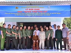 Hội Phụ nữ Cụm thi đua số 7 Bộ Công an trao tặng nhà “Nghĩa tình phụ nữ” tại tỉnh Cà Mau