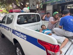 Cảnh sát giao thông kịp thời đưa người bệnh bị nhồi máu cơ tim đi cấp cứu