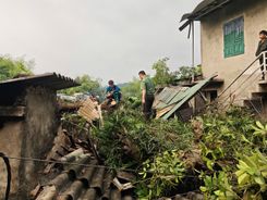 Thái Nguyên: Công an xã Phủ Thông hỗ trợ nhân dân trên địa bàn khắc phục hậu quả do mưa giông