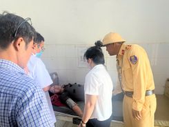 Cảnh sát giao thông Lâm Đồng hỗ trợ người phụ nữ nghi đột quỵ đi cấp cứu kịp thời