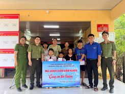 Lan tỏa yêu thương, chắp cánh ước mơ “Cùng em đến trường”