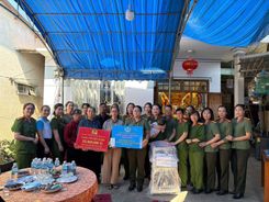 Hội Phụ nữ Công an tỉnh Khánh Hòa nhận đỡ đầu con của Thiếu tá Nguyễn Xuân Hải