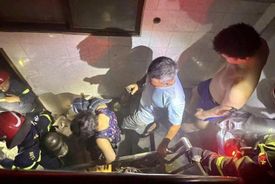 TP. Hồ Chí Minh: Kịp thời dập tắt đám cháy trong đêm, giải cứu an toàn 02 người mắc kẹt